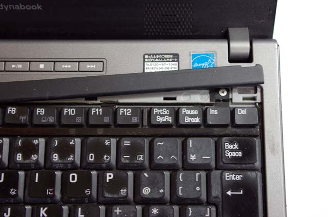 キーボードの上のパネルを外すとキーボードが取れます。